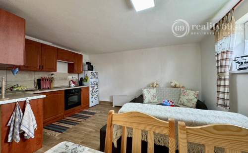 NOVÁ CENA - MAĎARSKO - JAZERO RAKACA - POSCHODOVÁ CHATA  S  NOVÝM ALTÁNKOM A TERASOU.