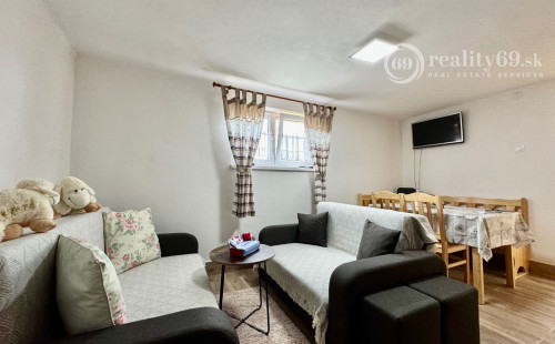 NOVÁ CENA - MAĎARSKO - JAZERO RAKACA - POSCHODOVÁ CHATA  S  NOVÝM ALTÁNKOM A TERASOU.