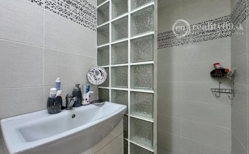 NOVÁ CENA - MAĎARSKO - JAZERO RAKACA - POSCHODOVÁ CHATA  S  NOVÝM ALTÁNKOM A TERASOU.