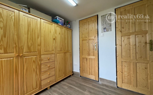 NOVÁ CENA - MAĎARSKO - JAZERO RAKACA - POSCHODOVÁ CHATA  S  NOVÝM ALTÁNKOM A TERASOU.