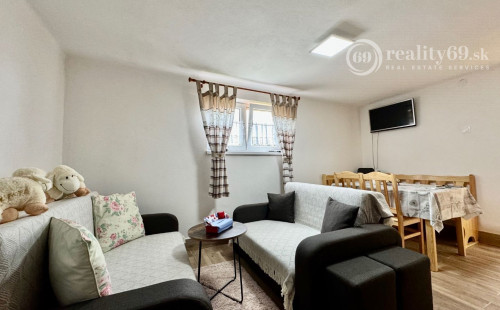 NOVÁ CENA - MAĎARSKO - JAZERO RAKACA - POSCHODOVÁ CHATA  S  NOVÝM ALTÁNKOM A TERASOU.