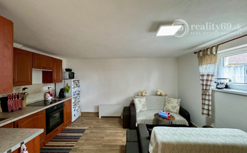 NOVÁ CENA - MAĎARSKO - JAZERO RAKACA - POSCHODOVÁ CHATA  S  NOVÝM ALTÁNKOM A TERASOU.