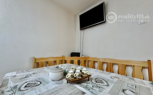 NOVÁ CENA - MAĎARSKO - JAZERO RAKACA - POSCHODOVÁ CHATA  S  NOVÝM ALTÁNKOM A TERASOU.