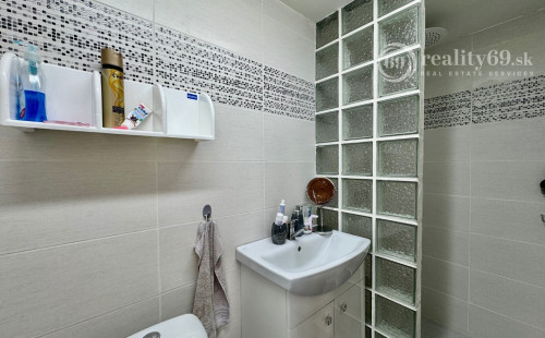 NOVÁ CENA - MAĎARSKO - JAZERO RAKACA - POSCHODOVÁ CHATA  S  NOVÝM ALTÁNKOM A TERASOU.