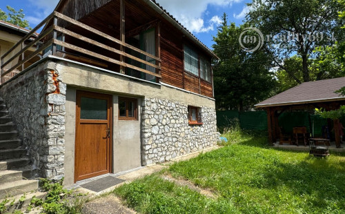 NOVÁ CENA - MAĎARSKO - JAZERO RAKACA - POSCHODOVÁ CHATA  S  NOVÝM ALTÁNKOM A TERASOU.