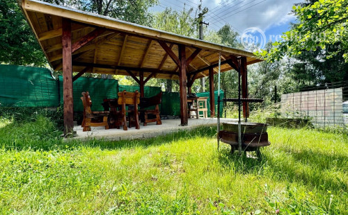 NOVÁ CENA - MAĎARSKO - JAZERO RAKACA - POSCHODOVÁ CHATA  S  NOVÝM ALTÁNKOM A TERASOU.