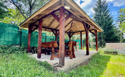 NOVÁ CENA - MAĎARSKO - JAZERO RAKACA - POSCHODOVÁ CHATA  S  NOVÝM ALTÁNKOM A TERASOU.