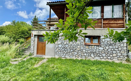 NOVÁ CENA - MAĎARSKO - JAZERO RAKACA - POSCHODOVÁ CHATA  S  NOVÝM ALTÁNKOM A TERASOU.