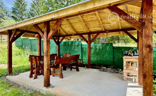 NOVÁ CENA - MAĎARSKO - JAZERO RAKACA - POSCHODOVÁ CHATA  S  NOVÝM ALTÁNKOM A TERASOU.