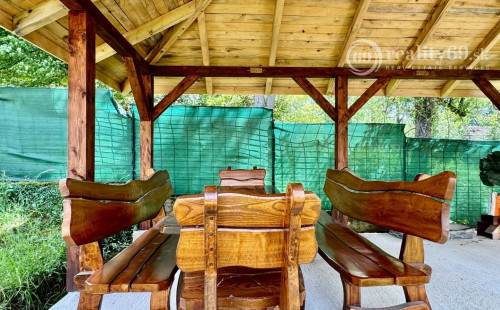 NOVÁ CENA - MAĎARSKO - JAZERO RAKACA - POSCHODOVÁ CHATA  S  NOVÝM ALTÁNKOM A TERASOU.