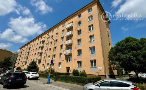 SEVER - KUSTROVA -  2 IZBOVÝ TEHLOVÝ BYT V DOBROM STAVE, VÝMERA 54M2.