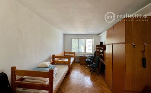 SEVER - KUSTROVA -  2 IZBOVÝ TEHLOVÝ BYT V DOBROM STAVE, VÝMERA 54M2.