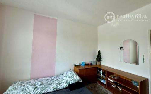 SEVER - KUSTROVA -  2 IZBOVÝ TEHLOVÝ BYT V DOBROM STAVE, VÝMERA 54M2.