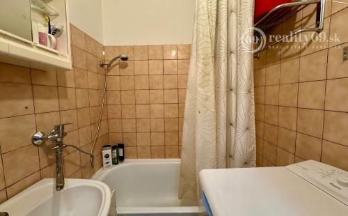 SEVER - KUSTROVA -  2 IZBOVÝ TEHLOVÝ BYT V DOBROM STAVE, VÝMERA 54M2.