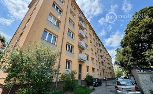 SEVER - KUSTROVA -  2 IZBOVÝ TEHLOVÝ BYT V DOBROM STAVE, VÝMERA 54M2.