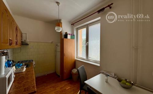 SEVER - KUSTROVA -  2 IZBOVÝ TEHLOVÝ BYT V DOBROM STAVE, VÝMERA 54M2.