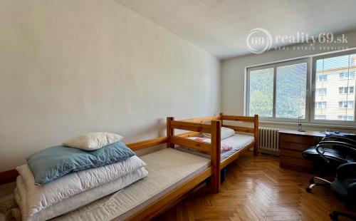 SEVER - KUSTROVA -  2 IZBOVÝ TEHLOVÝ BYT V DOBROM STAVE, VÝMERA 54M2.