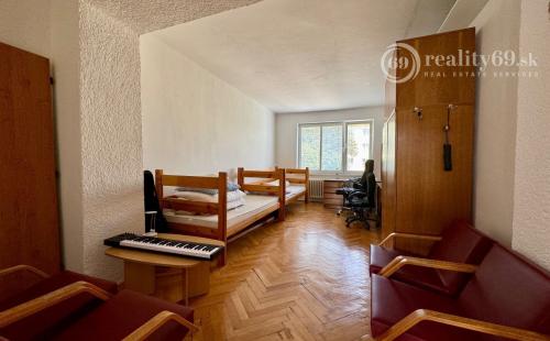 SEVER - KUSTROVA -  2 IZBOVÝ TEHLOVÝ BYT V DOBROM STAVE, VÝMERA 54M2.