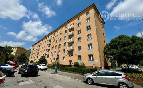 SEVER - KUSTROVA -  2 IZBOVÝ TEHLOVÝ BYT V DOBROM STAVE, VÝMERA 54M2.