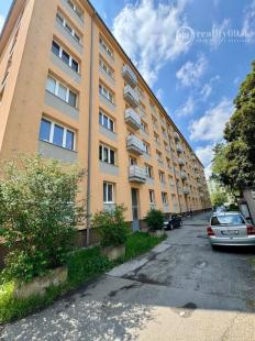 SEVER - KUSTROVA -  2 IZBOVÝ TEHLOVÝ BYT V DOBROM STAVE, VÝMERA 54M2.