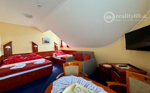 MAĎARSKO - MEZŐKÖVESD PENZIÓN S 13 APARTMÁNMI, TERASA, REŠTAURÁCIA V TOP LOKALITE