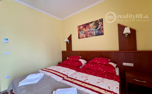 MAĎARSKO - MEZŐKÖVESD  PENZIÓN S 11 APARTMÁNMI, TERASA, ALTÁNOK, DETSKÉ IHRISKO, PARKING.