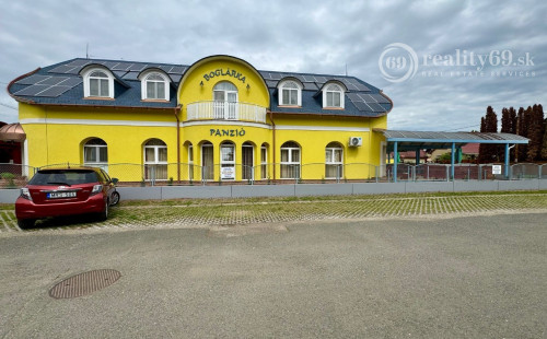 MAĎARSKO - MEZŐKÖVESD PENZIÓN S 13 APARTMÁNMI, TERASA, REŠTAURÁCIA V TOP LOKALITE