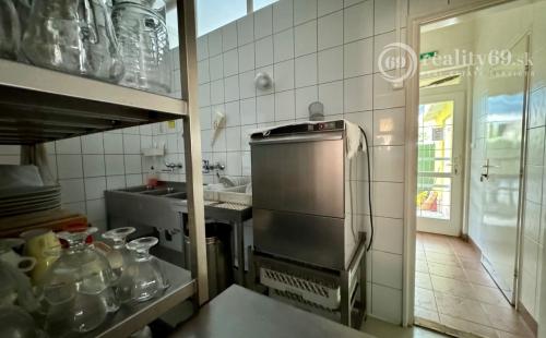 MAĎARSKO - MEZŐKÖVESD PENZIÓN S 13 APARTMÁNMI, TERASA, REŠTAURÁCIA V TOP LOKALITE