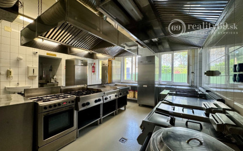 MAĎARSKO - MEZŐKÖVESD PENZIÓN S 13 APARTMÁNMI, TERASA, REŠTAURÁCIA V TOP LOKALITE