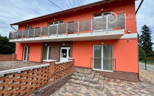 MAĎARSKO - MEZŐKÖVESD  PENZIÓN S 11 APARTMÁNMI, TERASA, ALTÁNOK, DETSKÉ IHRISKO, PARKING.