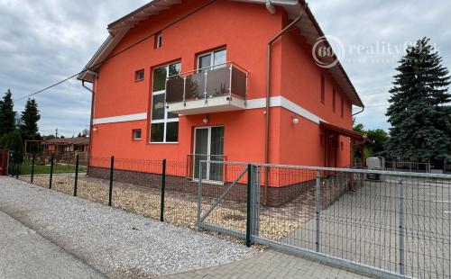 MAĎARSKO - MEZŐKÖVESD  PENZIÓN S 11 APARTMÁNMI, TERASA, ALTÁNOK, DETSKÉ IHRISKO, PARKING.