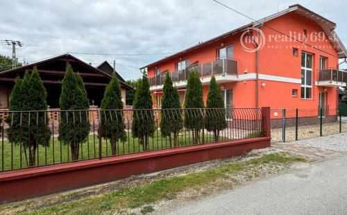 MAĎARSKO - MEZŐKÖVESD  PENZIÓN S 11 APARTMÁNMI, TERASA, ALTÁNOK, DETSKÉ IHRISKO, PARKING.