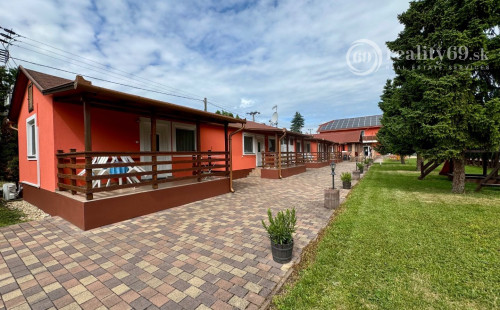 MAĎARSKO - MEZŐKÖVESD  PENZIÓN S 11 APARTMÁNMI, TERASA, ALTÁNOK, DETSKÉ IHRISKO, PARKING.