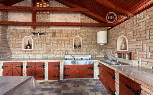 MAĎARSKO - MEZŐKÖVESD  PENZIÓN S 11 APARTMÁNMI, TERASA, ALTÁNOK, DETSKÉ IHRISKO, PARKING.