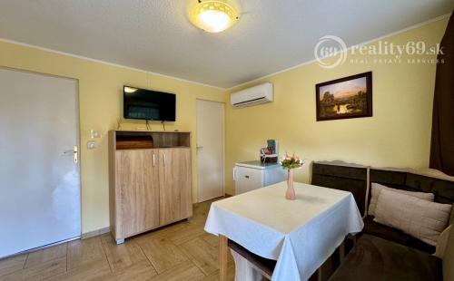 MAĎARSKO - MEZŐKÖVESD  PENZIÓN S 11 APARTMÁNMI, TERASA, ALTÁNOK, DETSKÉ IHRISKO, PARKING.