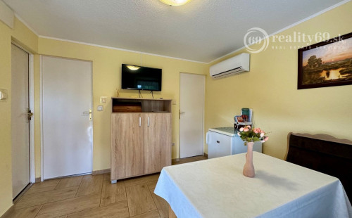 MAĎARSKO - MEZŐKÖVESD  PENZIÓN S 11 APARTMÁNMI, TERASA, ALTÁNOK, DETSKÉ IHRISKO, PARKING.