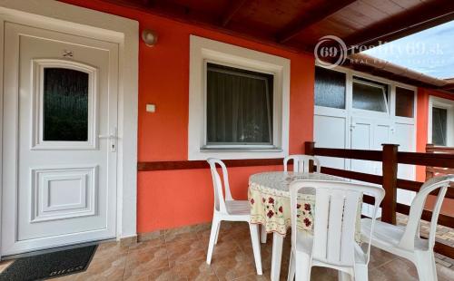 MAĎARSKO - MEZŐKÖVESD  PENZIÓN S 11 APARTMÁNMI, TERASA, ALTÁNOK, DETSKÉ IHRISKO, PARKING.