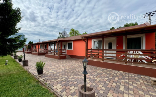 MAĎARSKO - MEZŐKÖVESD  PENZIÓN S 11 APARTMÁNMI, TERASA, ALTÁNOK, DETSKÉ IHRISKO, PARKING.