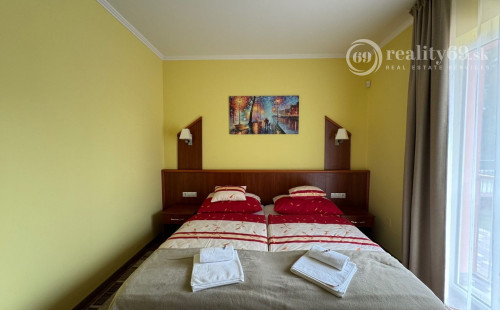 MAĎARSKO - MEZŐKÖVESD  PENZIÓN S 11 APARTMÁNMI, TERASA, ALTÁNOK, DETSKÉ IHRISKO, PARKING.