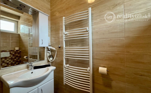 MAĎARSKO - MEZŐKÖVESD  PENZIÓN S 11 APARTMÁNMI, TERASA, ALTÁNOK, DETSKÉ IHRISKO, PARKING.