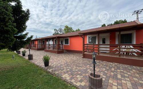 MAĎARSKO - MEZŐKÖVESD  PENZIÓN S 11 APARTMÁNMI, TERASA, ALTÁNOK, DETSKÉ IHRISKO, PARKING.