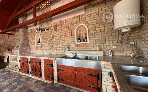 MAĎARSKO - MEZŐKÖVESD  PENZIÓN S 11 APARTMÁNMI, TERASA, ALTÁNOK, DETSKÉ IHRISKO, PARKING.