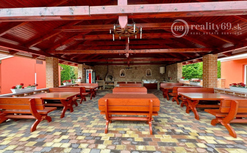 MAĎARSKO - MEZŐKÖVESD  PENZIÓN S 11 APARTMÁNMI, TERASA, ALTÁNOK, DETSKÉ IHRISKO, PARKING.