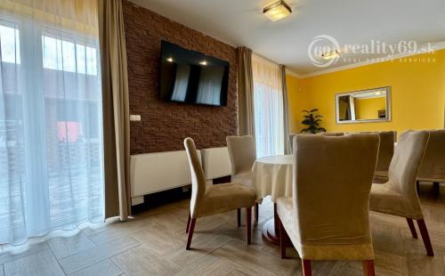 MAĎARSKO - MEZŐKÖVESD  PENZIÓN S 11 APARTMÁNMI, TERASA, ALTÁNOK, DETSKÉ IHRISKO, PARKING.