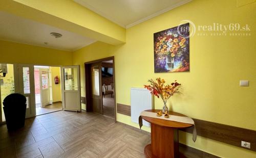 MAĎARSKO - MEZŐKÖVESD  PENZIÓN S 11 APARTMÁNMI, TERASA, ALTÁNOK, DETSKÉ IHRISKO, PARKING.