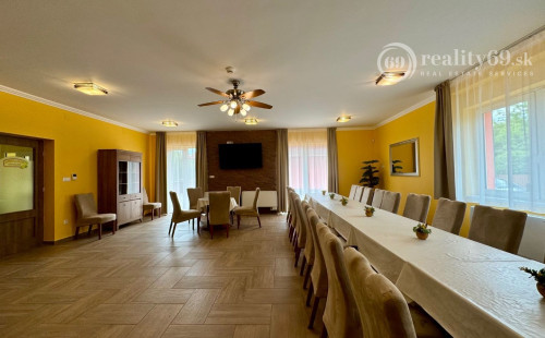 MAĎARSKO - MEZŐKÖVESD  PENZIÓN S 11 APARTMÁNMI, TERASA, ALTÁNOK, DETSKÉ IHRISKO, PARKING.