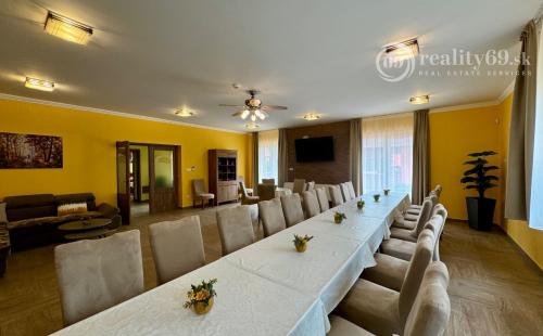 MAĎARSKO - MEZŐKÖVESD  PENZIÓN S 11 APARTMÁNMI, TERASA, ALTÁNOK, DETSKÉ IHRISKO, PARKING.