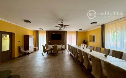 MAĎARSKO - MEZŐKÖVESD  PENZIÓN S 11 APARTMÁNMI, TERASA, ALTÁNOK, DETSKÉ IHRISKO, PARKING.