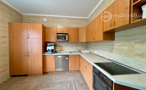 MAĎARSKO - MEZŐKÖVESD  PENZIÓN S 11 APARTMÁNMI, TERASA, ALTÁNOK, DETSKÉ IHRISKO, PARKING.