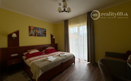 MAĎARSKO - MEZŐKÖVESD  PENZIÓN S 11 APARTMÁNMI, TERASA, ALTÁNOK, DETSKÉ IHRISKO, PARKING.